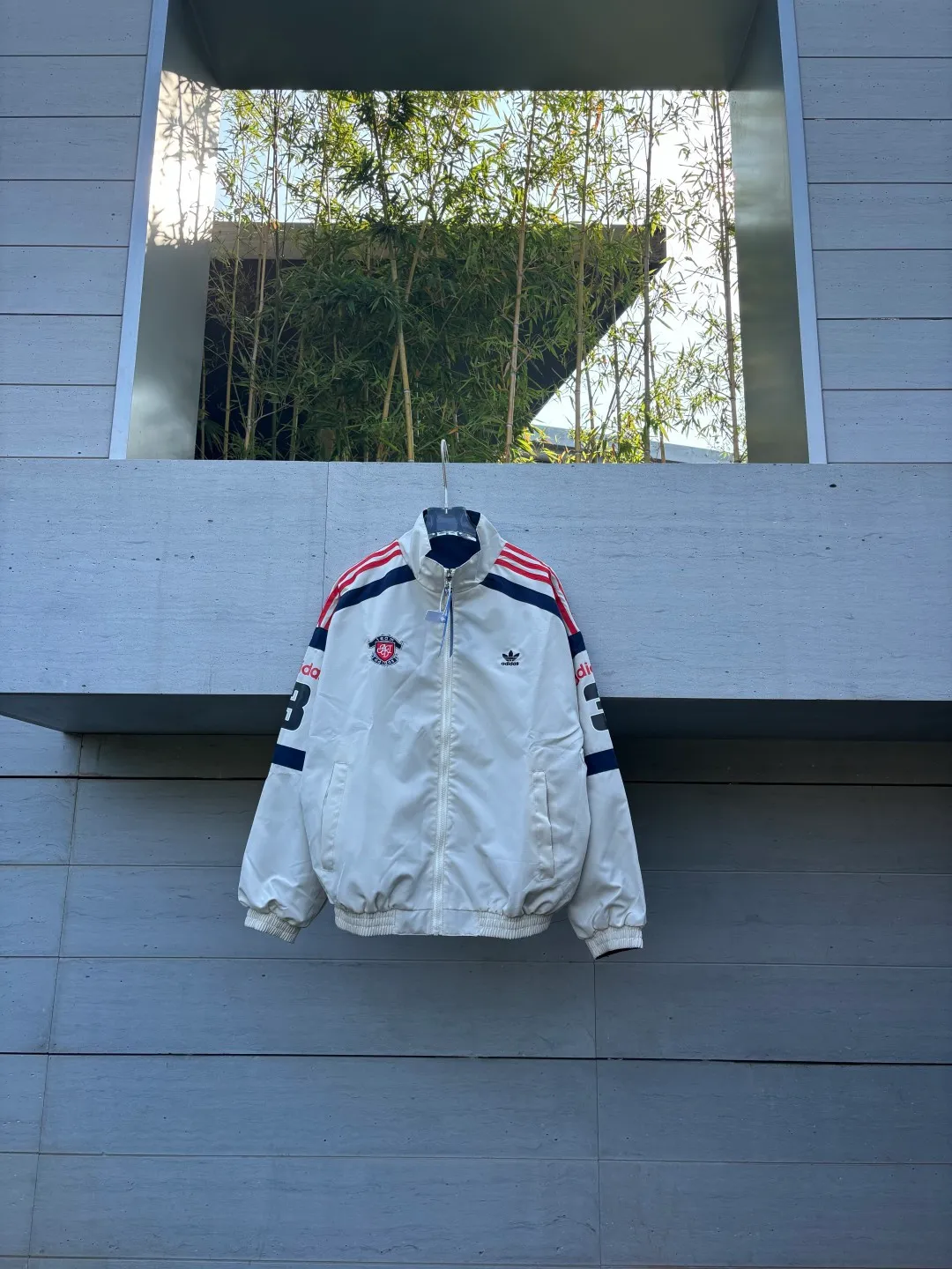 Reversible thin jacket📝𝟭𝟬𝟲𝟴𝟳# Exclusive real shot/difference between various stolen pictures and online picture versions on the market [Top version·Adidas Adidas Clover Men's and Women's Same Stylel H REV JKT Jacket Official website synchronization] ✅Full set of 1:1 customized accessories ➕Customized three-label ➕𝗬𝘂𝗮𝗻 version hang tag ➕𝗹𝗼𝗴𝗼 packaging bag🔥 ➕Scan the tag to enter the official website. ✅The top version, ins Xiaohongshu has many bloggers wearing it. ✅Adi’s absolute Hot Sale star Same Style details are online, feel free to compare! Classic embroidery on the chest, fixed color and classic three-bar stripes, Classic will never go out of style! Versatile is not picky, the original model is perfect for the upper body, so buy it with your eyes closed! "Self-view of quality control with real photos of store owner's details" What you see is what you get # Full text real photos 📷 Never save a penny of cost! ! ! ⭕The high version of the best products🐮is different from the junk products in the market🗯️The same picture but different prices means different versions. ❌Don’t be fooled by the same copywriters and pirated pictures from outside that mix and distribute high-luxury pictures at low prices. After comparing the quality, you will know where the gap is. Don’t lie. I don’t guarantee that my products are the cheapest, but I definitely guarantee that they are worth every penny of your hard-earned money! ‼ ️We don’t slash prices or lower prices, we supply products with heart and only make high-end versions!!! Breasts Jimei must see the details of my home clearly, the pictures of my home are all taken by the owner himself❤️ Color: White Size: S-XXL